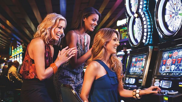 chan thar Odds နှင့် Sportsbook ဖြင့် ဘောလုံးလောင်းကစားနေသောမြင်ကွင်း